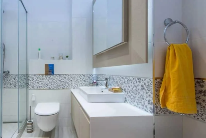 Ensuite with wall-hung toilet